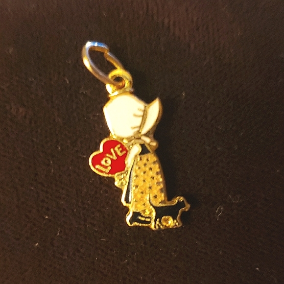 Vintage Holly Hobbie Enameled True Love Puppy Charm, Goldtone - Picture 4 of 6